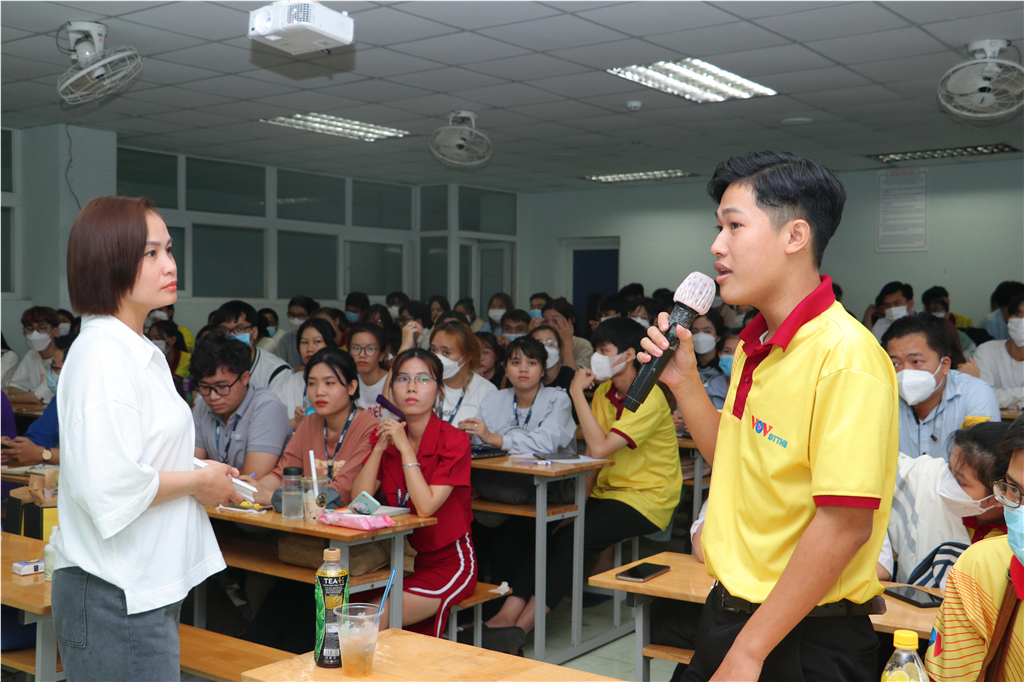 Khoa Báo chí - Truyền thông tổ chức buổi nói chuyện chuyên đề “Social Media – Kỹ năng và thích ứng”