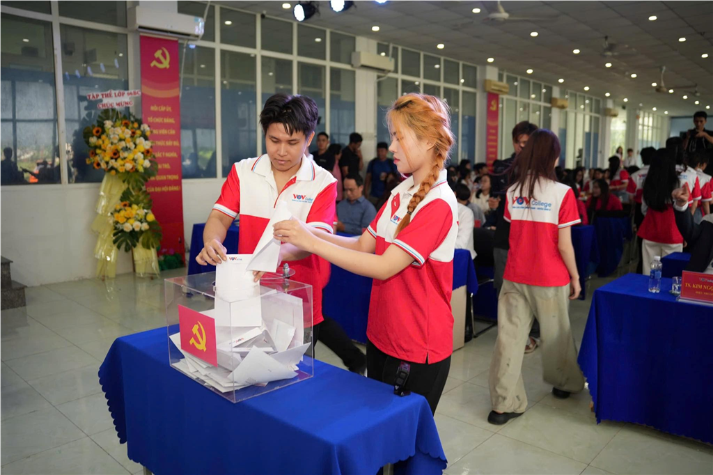 VOV College tổ chức trao bằng tốt nghiệp năm 2022