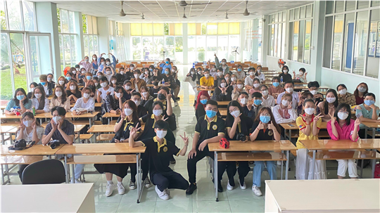 Sinh viên sinh hoạt chính trị đầu khóa