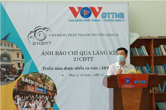 KHAI MẠC TRIỂN LÃM “ẢNH BÁO CHÍ QUA LĂNG KÍNH 21CĐTT” – HỌC LÀ TRẢI NGHIỆM VỚI THỰC TIỄN