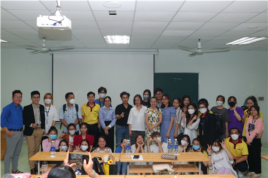 Khoa Báo chí - Truyền thông tổ chức buổi nói chuyện chuyên đề “Social Media – Kỹ năng và thích ứng”