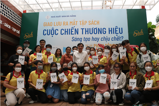 Tân sinh viên tham gia tuần sinh hoạt chính trị đầu khóa năm học 2022 - 2023