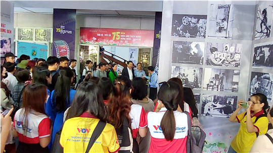 Tân sinh viên Khoa Báo chí & Truyền thông tác nghiệp thực tế 