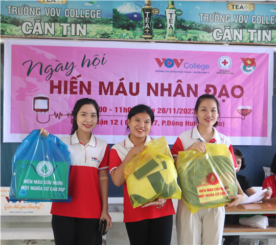 NGÀY HỘI “HIẾN MÁU NHÂN ĐẠO” - MỘT GIỌT MÁU CHO ĐI MỘT CUỘC ĐỜI Ở LẠI